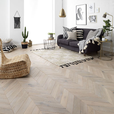 Pisos de madera de roble de hueso de pescado ecológicos duraderos y elegantes para el salón