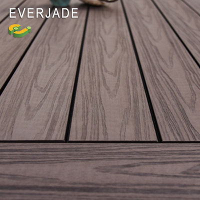Espacio al aire libre con Everjade Cool Temp Piso Y Muro Deseing B 1 PVC Decking