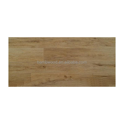 Mejora tu espacio con un piso laminado de madera de haya con un diseño moderno y cómodo
