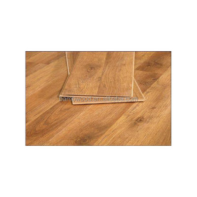 Mejora tu espacio con un piso laminado de madera de haya con un diseño moderno y cómodo