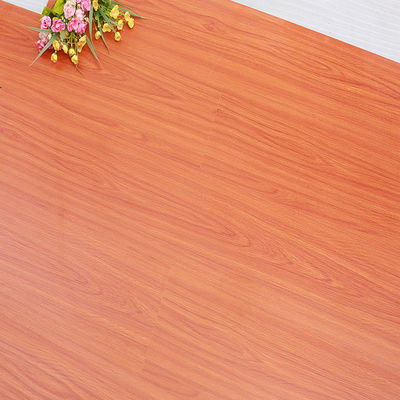Ángulo derecho de la sala de estar de ingeniería de suelo laminado de madera sin terminar con la certificación