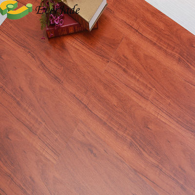 Actualice su hogar con suelos laminados impermeables en relieve para decorar la moda