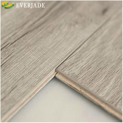 Suelos de ingeniería con pisos de azulejos laminados impermeables y ventaja antideslizante