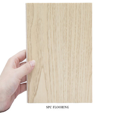 5 Suelos de madera ecológicos en gris plateado para salones modernos