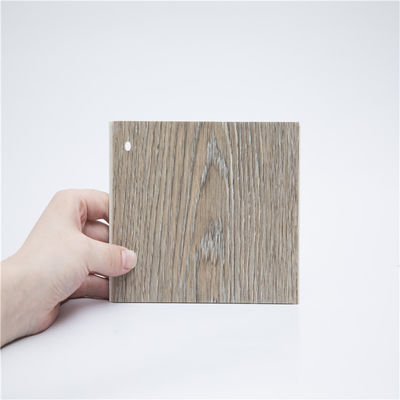 5 Suelos de madera ecológicos en gris plateado para salones modernos
