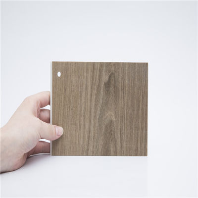 5 Suelos de madera ecológicos en gris plateado para salones modernos