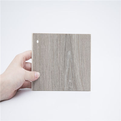 5 Suelos de madera ecológicos en gris plateado para salones modernos