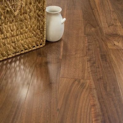 Pavimento de madera de roble rojo diseñado para un diseño suave de espina de arenque en demanda