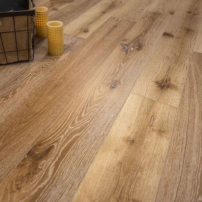 Pavimento de madera de roble rojo diseñado para un diseño suave de espina de arenque en demanda