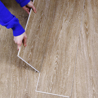Piso SPC de madera impermeable para espacios residenciales y comerciales