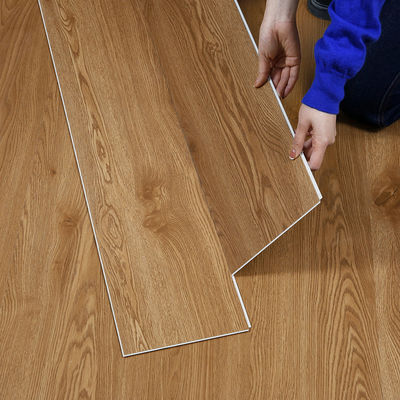 Piso SPC de madera impermeable para espacios residenciales y comerciales