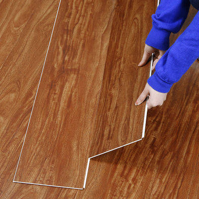 Piso SPC de madera impermeable para espacios residenciales y comerciales