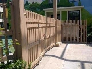 Transforme su jardín con cercas compuestas de madera de jade y plástico como si fuera madera real