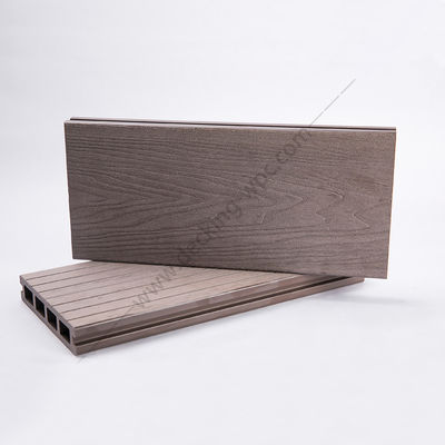 Mejore su área de la piscina que lo rodea con pisos compuestos de plástico de madera de color claro