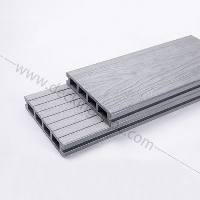 Mejore su área de la piscina que lo rodea con pisos compuestos de plástico de madera de color claro