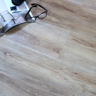 Pavimento de PVC de vinilo autoadhesivo con diseño en relieve