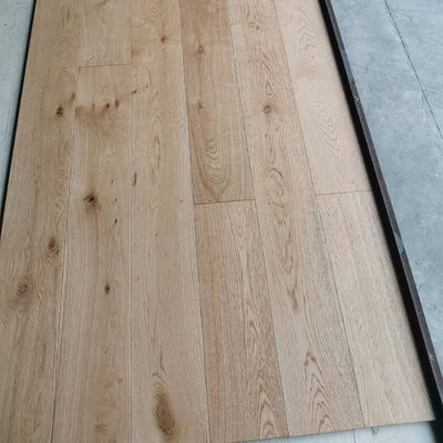 Piso de madera de roble resistente a los arañazos