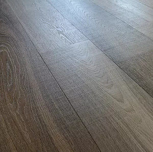 Piso de madera de roble resistente a los arañazos