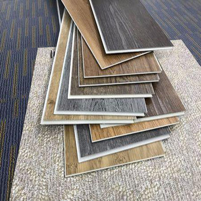 Color del piso de madera del hotel fácil de instalar 4,0 mm de ranura comercial veneer de suelo de SPC