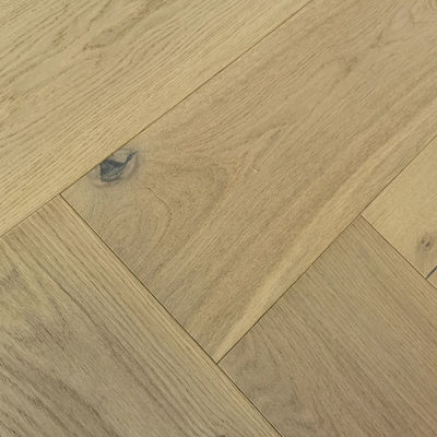 Pisos de madera de roble de hueso de pescado ecológicos duraderos y elegantes para el salón