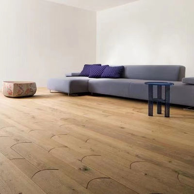 Pisos de madera de roble de hueso de pescado ecológicos duraderos y elegantes para el salón