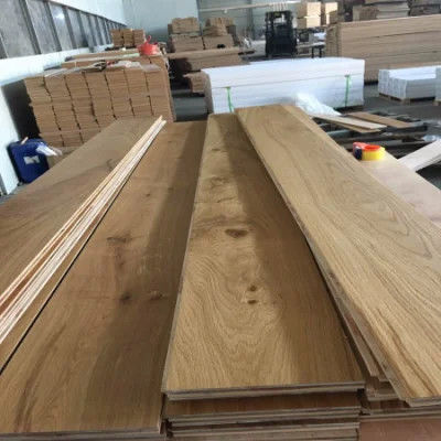 Suelos de roble laminados de tres capas para una instalación suave