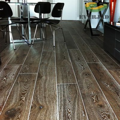 Piso de madera de ingeniería de tres capas de roble europeo de 20 mm con acabado en relieve negro