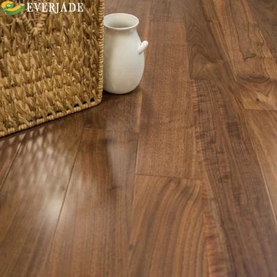 Densidad de capacidad duradera 12 mm suelo laminado de grano de madera con patrón de espina de arenque
