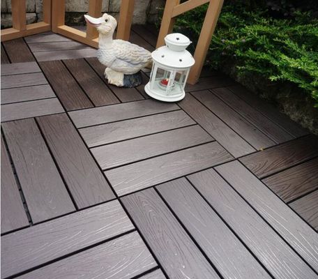 DIY Bloqueo de pisos de madera y plástico para pisos de jardín