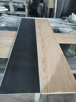 Certificado CE para el suelo de madera de madera de granos de piedra de plástico compuesto conforme a la norma ISO14001