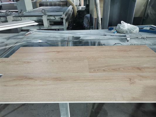 Certificado CE para el suelo de madera de madera de granos de piedra de plástico compuesto conforme a la norma ISO14001