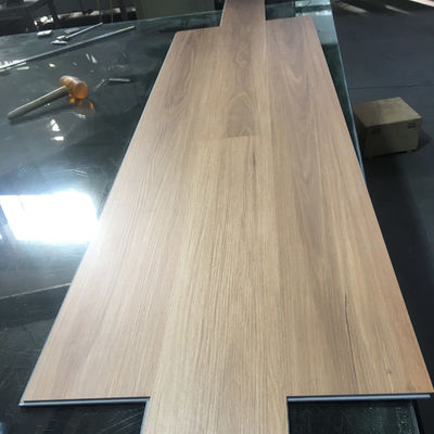 Certificado CE para el suelo de madera de madera de granos de piedra de plástico compuesto conforme a la norma ISO14001