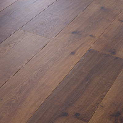1218*303mm Pisos de madera laminada de roble resistentes al fuego y al agua para mejorar el salón