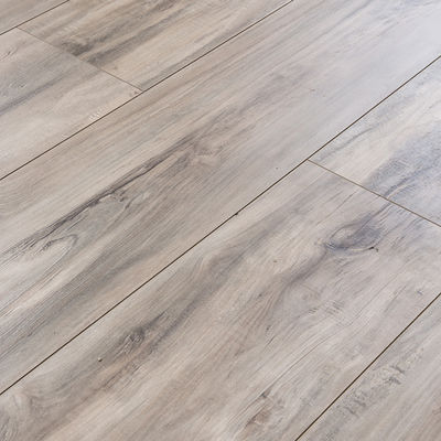1218*303mm Pisos de madera laminada de roble resistentes al fuego y al agua para mejorar el salón