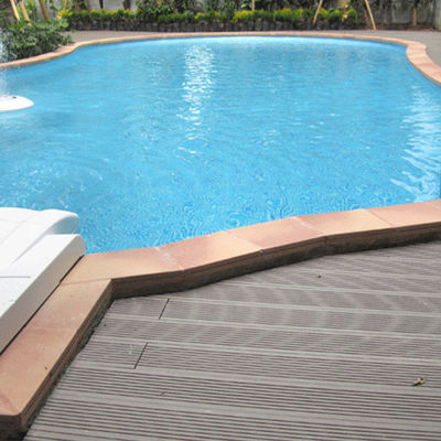 Decking de madera de plástico compuesto de color claro para cubrir el suelo de la piscina de larga duración