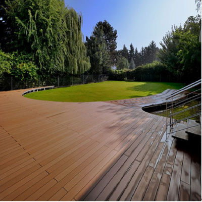 Decking de madera de plástico compuesto de color claro para cubrir el suelo de la piscina de larga duración