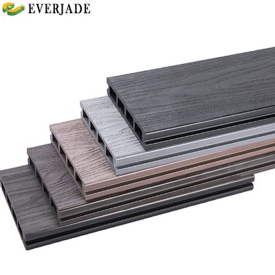 Decking de madera de plástico compuesto de color claro para cubrir el suelo de la piscina de larga duración