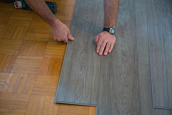 Certificado CE 4mm 5mm 6mm 7mm Bloqueo de clic Spc Tejas de suelo de vinilo Plástico de lujo Plancha de vinilo