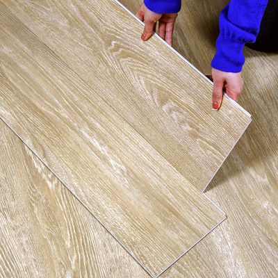 Fácil instalación Sistema de clic Unilin SPC piso de planchas de vinilo con revestimiento de laca UV