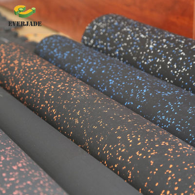 En el gimnasio, el tapete de goma con absorción de choques y el cojín de la zona de potencia.