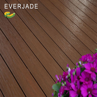 Espacio al aire libre con Everjade Cool Temp Piso Y Muro Deseing B 1 PVC Decking