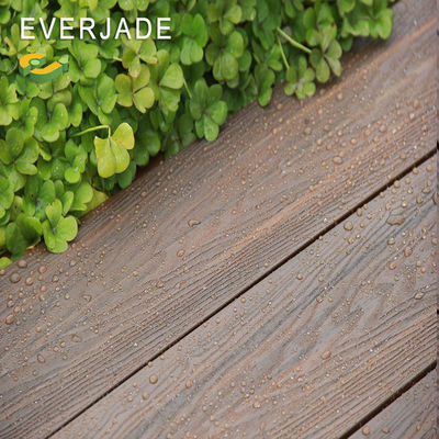 Espacio al aire libre con Everjade Cool Temp Piso Y Muro Deseing B 1 PVC Decking