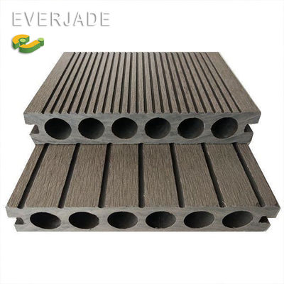 Espacio al aire libre con Everjade Cool Temp Piso Y Muro Deseing B 1 PVC Decking