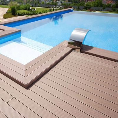 DIY Gris claro grabado en relieve coextruso Piscina impermeable tablones exterior Piso Wpc Decking