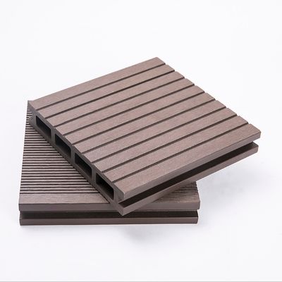 Decking exterior de WPC en gris oscuro con sujetadores patentados de Everjade