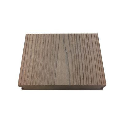 Decking exterior de WPC en gris oscuro con sujetadores patentados de Everjade