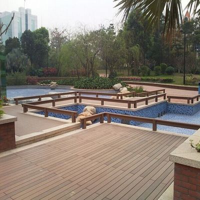 Decking exterior de WPC en gris oscuro con sujetadores patentados de Everjade