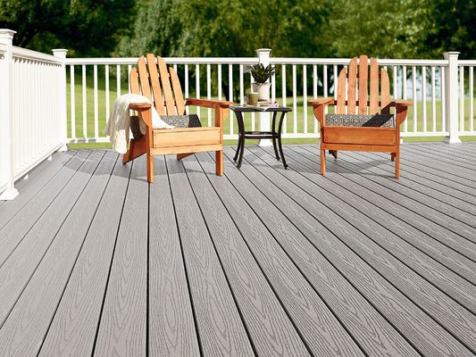 Decking compuesto de superficie de madera en relieve respetuosa con el medio ambiente para jardines y patios