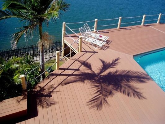 Decking compuesto de superficie de madera en relieve respetuosa con el medio ambiente para jardines y patios